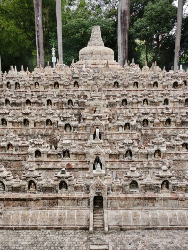 130 Replicas of World Wonders squeezed