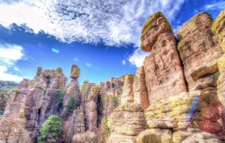 In Ningxia, there is a geological park named after Huoshizhai, where you can appreciate the rock pillars formed by crustal movement