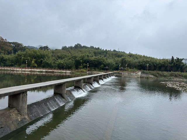 深渡水瑶族鄉是廣東七個少數民族自治鄉之一，這裡的自然生態環境原始，負離子含量高，空氣清新