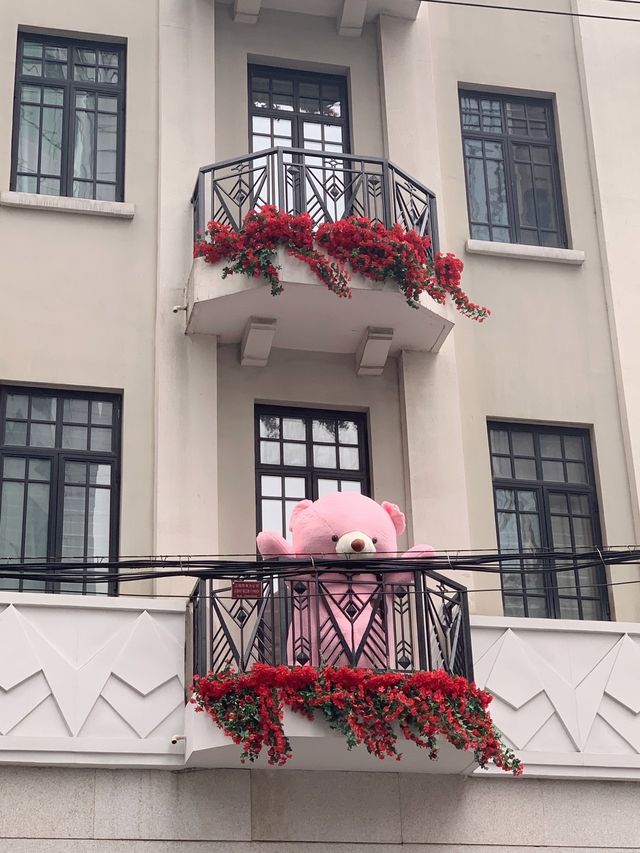 上海街頭的浪漫，揚子飯店小熊玫瑰花露台