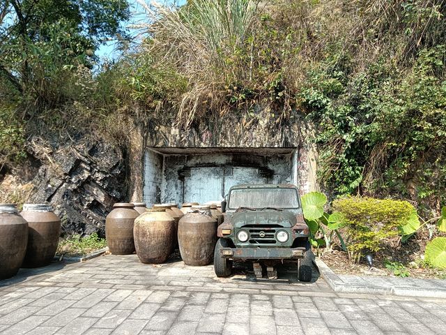 老山神炮遺址軍事主題公園位於雲南省文山壯族苗族自治州麻栗坡縣猛硐鄉麻栗坡英雄老山聖地景區內，這裡曾經是老山主戰場遺址之一，2021年4月，老山神炮軍事主題公園正式升級為4A級景區