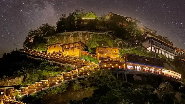 Come to Jiangxi! You always have to visit the real-life version of a fantasy world on a cliff, right?