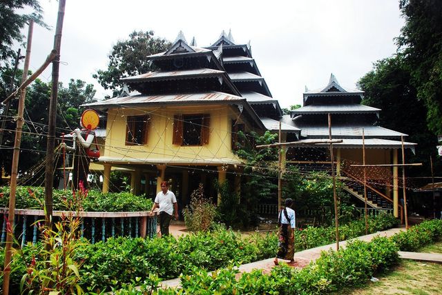 在Rakhine寺廟安靜的避雨，與水燈節的擦肩而過