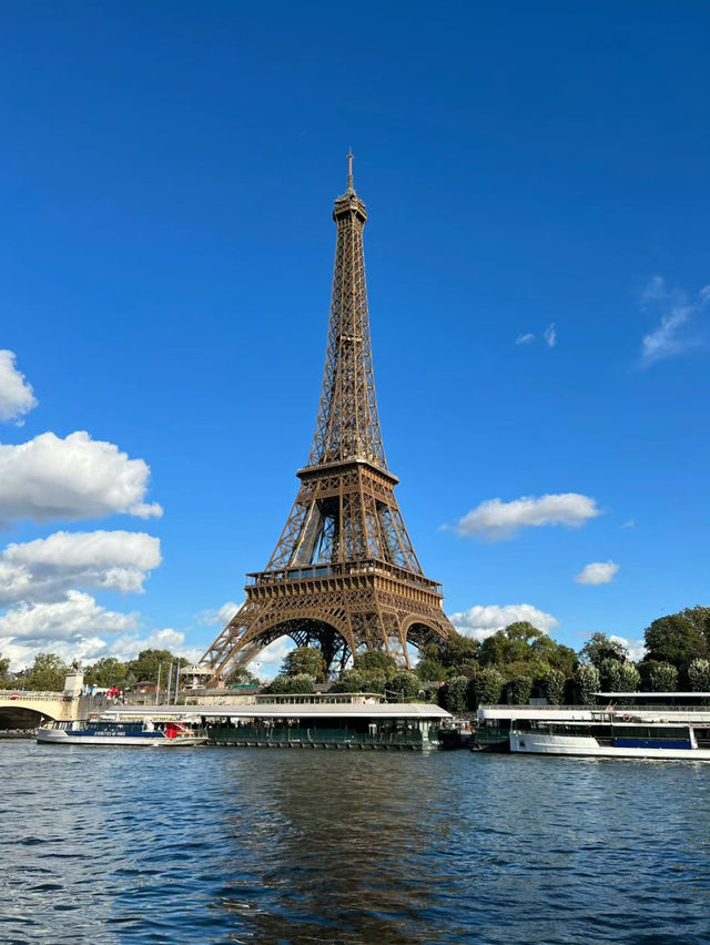 Eiffel Tower Paris is stunning 🇫🇷