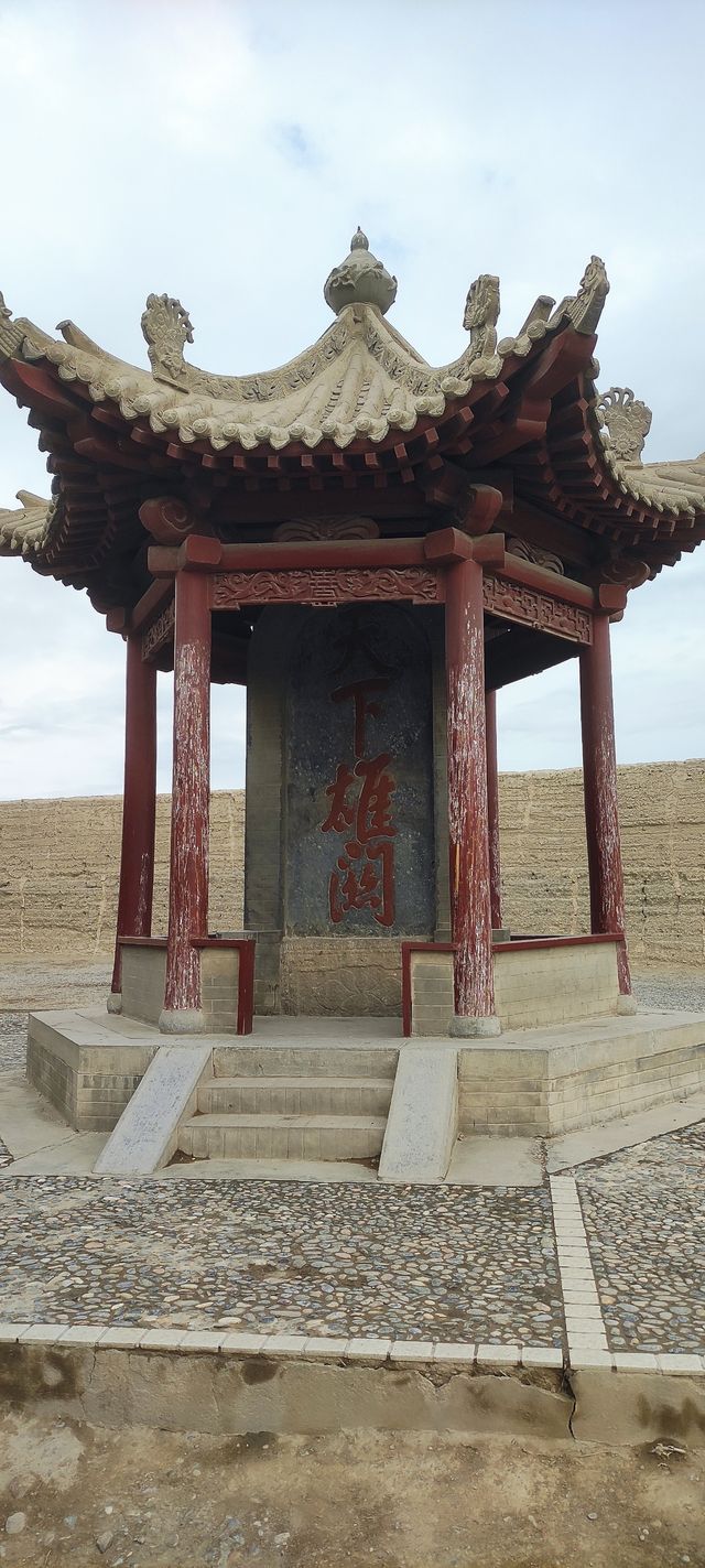 嘉峪關位於河西走廊西段，亦是萬里長城最西端，號稱天下第一關。整座嘉峪關關城氣勢雄偉，南北兩側坐擁祁連。