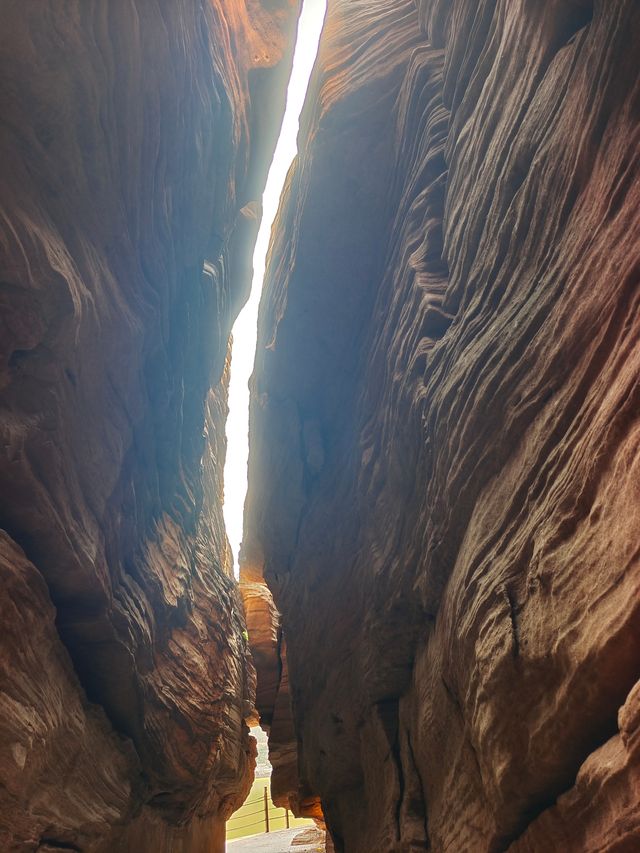 西南界洞峡群風景區。