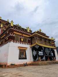 嘎丹桑批羅布岭寺：康巴藏區的佛教藝術殿堂。