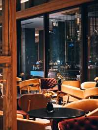 《曼谷萬怡酒店：都市中的寧靜港灣》  在曼谷這座充滿活力與魅力的城市中，曼谷萬怡酒店宛如一顆璀璨的明珠。