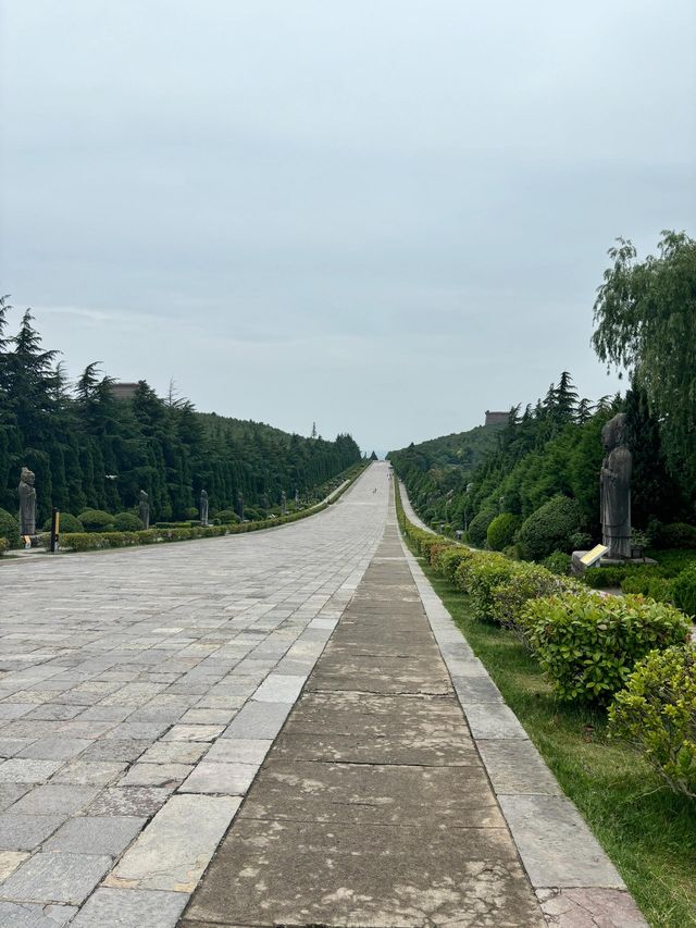 西安旅遊不要錯過武則天的陵墓——乾陵。