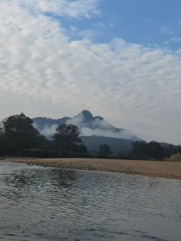 Drift along the Nine-Bend Stream and enjoy the picturesque scenery. 
