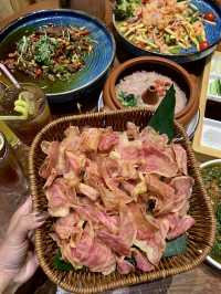 到昆明下高鐵的第一站……！直奔民族菜館！。