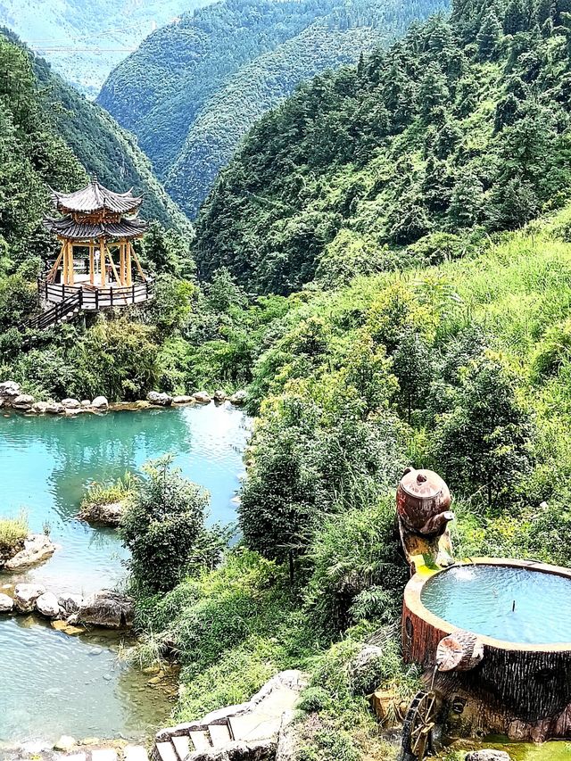 雲南泥珠河大峽谷，等風來不及追風去