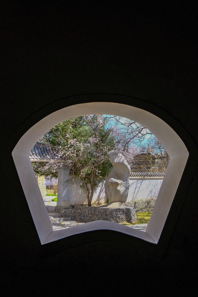天下黃河貴德清，黃河喺呢度宛如藍色嘅綢緞