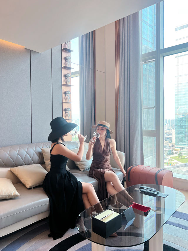同姊妹喺太古里酒店影咗成10000張相咁多