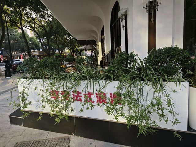 救命！喺酒店拍戲俾人圍觀…原來呢個係現實版「浪漫刺客」！