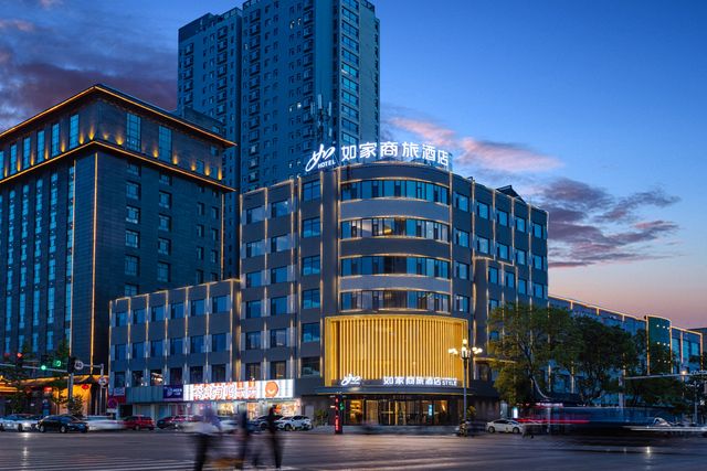如家商旅酒店，係一處將便捷同溫度巧妙融合嘅出行驛站。踏入大堂，暖色調嘅燈光傾瀉而下，原木元素同
