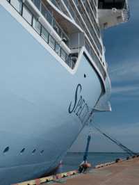 📸 Caught some empty shots on a fully booked cruise with 5,200 people on board?