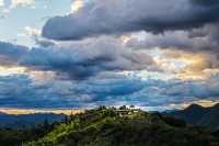 那風雲同遠山，咪就係夢入面嘅徽州老家囉