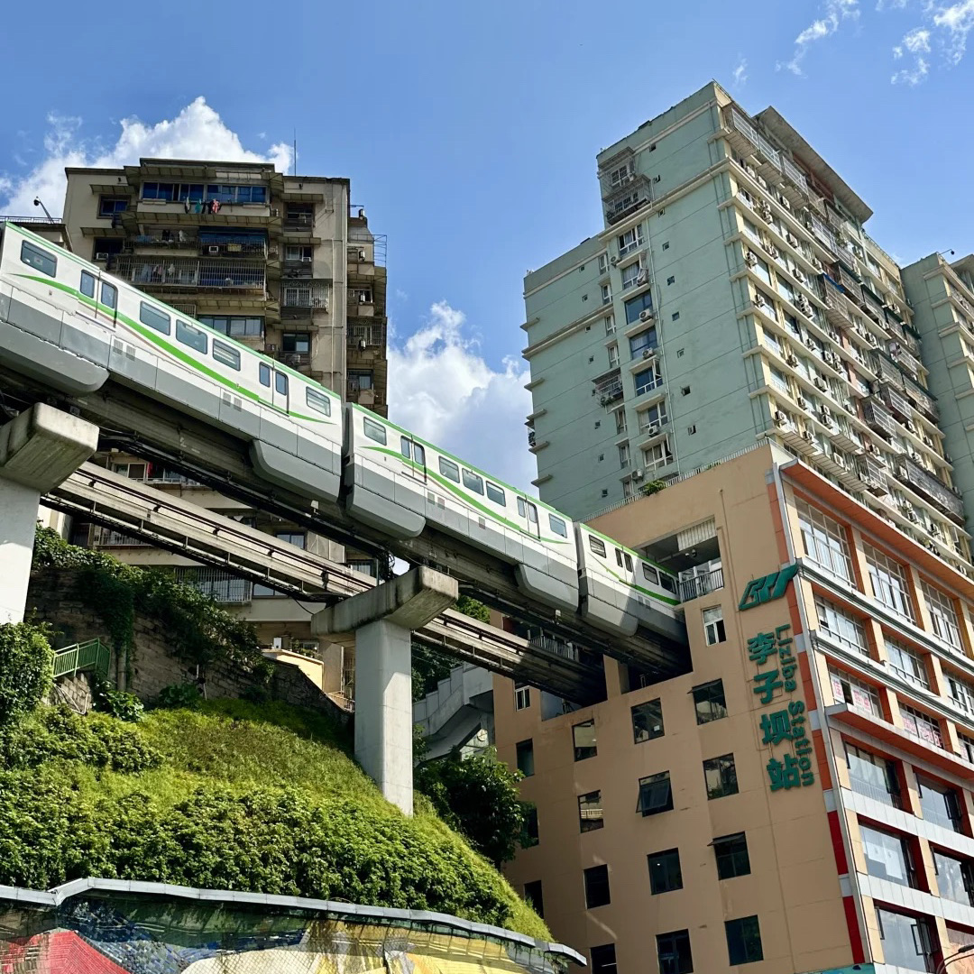 📅 Hari 1 (Distrik Yuzhong)

· 🚈 Stasiun Liziba: Monorel yang melewati gedung-gedung
· 🚈 Stasiun Futuguan: Monorel yang melintas di atas tebing
· 🏛️ Balai Agung Chongqing: Foto ikonik dari Ma’anshan Tangli
· 🌉 Jembatan Huanghuayuan: Lokasi syuting drama "Nan Hong"
· 🌃 Jalan Quaysing: Jalan nostalgia yang disukai oleh penduduk lokal
· 🥘 Dajingxiang: Restoran hotpot tersembunyi di gang
· 💫 Pemandangan Malam Hongyadong: Lampu menyala pukul 18:30

📅 Hari 2 (Distrik Yubei/Jiangbei)

· 🛍️ Mal Guanghuan: Mal bertema hutan dalam ruangan
· 📺 Guanyinchao: Layar raksasa "Saya adalah Chongqing"
· 🎨 Beichang: Jalan studio seniman
· 💎 Xingguang 68: Akuarium gratis
· 🌃 Teater Agung: Pemandangan malam bergaya Cinta dan Kota

📅 Hari 3 (Distrik Shapingba/Zhulongpo + Nan’an)

· 🐼 Kebun Binatang Chongqing: Bertemu panda dengan harga 20 yuan
· 🐲 Komunitas Ma’anshan: Jalan Totoro
· 🎋 Taman Reruntuhan Kaibu: Latar belakang kereta gantung di tangga bambu
· 🖼️ Longmenhao: Dek observasi bingkai kota
· 🌉 Jalan Nanbin: Titik pandang pertemuan Sungai Yangtze dan Jialing

💡 Tips yang Direkomendasikan

· Transportasi: Jalur subway 1/2/3/6 menghubungkan tempat wisata utama
· Pemandangan Malam: Pertunjukan cahaya gratis di Changjiahui setiap Sabtu pukul 9 malam
· Perlengkapan: Sepatu nyaman, kosmetik tahan air, pengisi daya portabel

Dari tempat foto yang luar biasa hingga restoran favorit lokal! Nikmati pesona Chongqing sepenuhnya dalam 3 hari 📸✨
