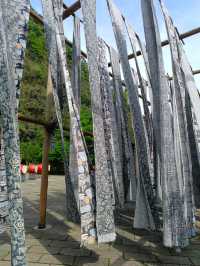 德夯,苗語的音譯,意思為「美麗的峽谷」。