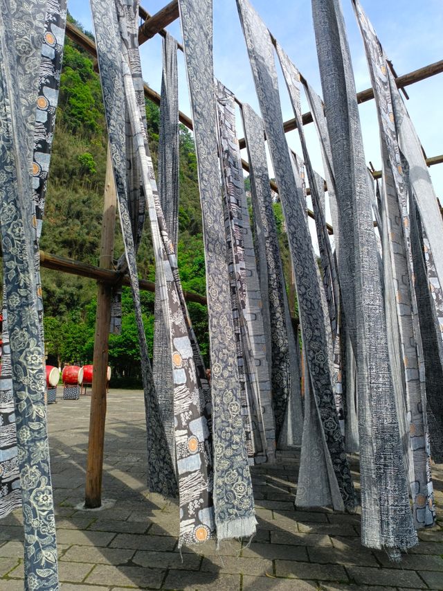 德夯,苗語的音譯,意思為「美麗的峽谷」。 德夯,苗語的音譯,意思為「美麗的峽谷」。