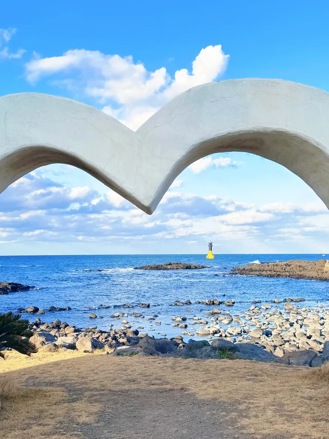 涯月邑：面朝大海，坐到日落（穿多了版）