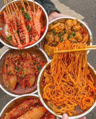 Yichang, a place you need to be prepared to have two stomachs and a pair of strong legs when you come!