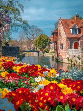 ในฤดูใบไม้ผลิ ณ เมืองแคนเทอร์เบอรี คุณจะได้ยินกลิ่นอายแห่งประวัติศาสตร์ท่ามกลางกำแพงหินโบราณ