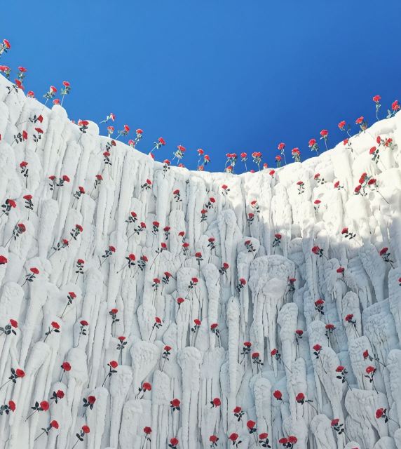 The 27th Harbin Ice and Snow World has created a giant rose ice waterfall, becoming a popular check-in spot this winter! This ice waterfall is themed around roses, with layers of icicles hanging like petals, presenting a dreamy pink-purple hue under the lighting, creating an extremely romantic atmosphere. As a benchmark of Chinese ice and snow art, Harbin Ice and Snow World was founded in 1999. Leveraging its unique ice and snow resources, it has developed into an internationally renowned ice and snow tourism brand that combines both sightseeing and entertainment. The park features not only giant ice sculpture buildings but also interactive attractions such as a super long ice slide and ice and snow-themed performances. It receives over one million visitors annually and has won multiple awards, including the "Influential Ice and Snow Tourism Destination Award." Strolling through the park, you can experience the shock of ice and snow art as well as the folk culture of Northeast China, making it perfect for couples' dates and family outings. Come to Harbin Ice and Snow World, check in at the rose ice waterfall, and encounter a winter romance!