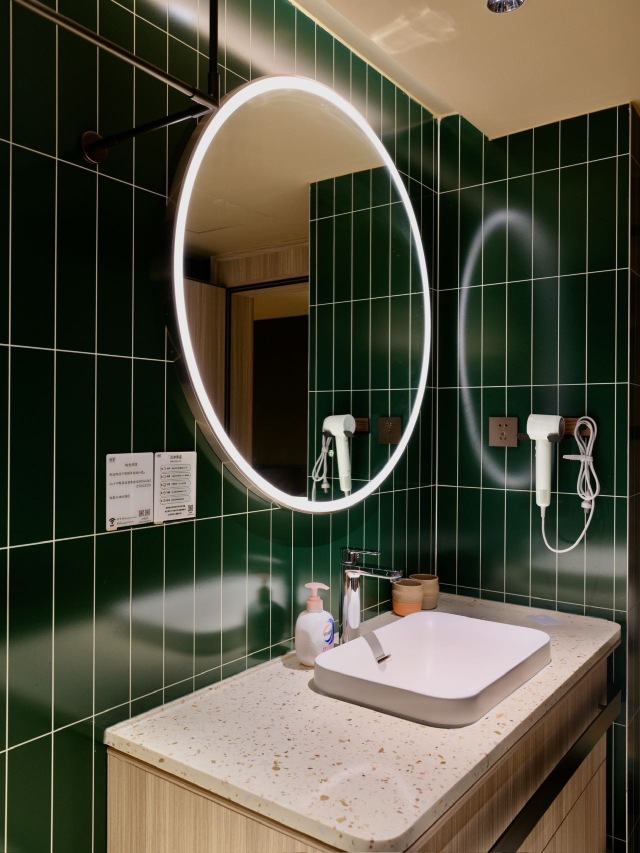 

📍Hotel Qiuguo di Beijing ini, kami menginap tiga hari berturut-turut dan tidak ingin pergi!

🛁 Sangat ramah untuk orang yang sangat peduli kebersihan
Jubah mandi dikemas dalam plastik segel, setiap barang diberi label "Janji Kebersihan". Toilet dilengkapi dengan cairan disinfektan dudukan, kamar juga memiliki disinfeksi ozon + mesin udara segar + pelembap, detailnya benar-benar sangat diperhatikan!

❄️ Kulkas kecil menggunakan sistem pendingin kompresor, pendinginan sangat cepat! Di dalamnya ada 4 botol air + 3 botol minuman semuanya gratis, dan bisa diisi ulang tanpa batas!

🔇 Jendela menggunakan kaca tebal, efek peredam suara luar biasa! Seluruh ruangan dikontrol dengan pintar oleh XiaoDu, cukup dengan suara bisa menyalakan/mematikan lampu, menarik tirai, orang malas pasti sangat senang～

🚗 Parkir gratis + ruang cuci swalayan, sangat ramah untuk pengendara! Lokasinya juga sangat strategis, hanya 10 menit jalan kaki ke "Baiyun Guan", pagi-pagi jalan-jalan di sana, merasakan nuansa kuno, hati menjadi tenang～

   