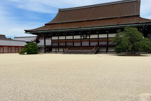 喧騒の中の静かな秘境｜夏休みに京都御所で古建築と松影に出会う