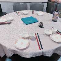 環境方面，餐廳以傳統中菜菜館裝修，夠古色古香，係呢個環境食飯都幾舒服，好適合帶埋屋企人黎開開心心聚下食餐飯~