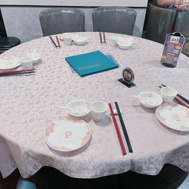 環境方面，餐廳以傳統中菜菜館裝修，夠古色古香，係呢個環境食飯都幾舒服，好適合帶埋屋企人黎開開心心聚下食餐飯~