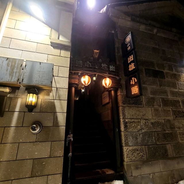 路地に入ったらコジャレたお店が立ち並ぶ【小樽出抜小路】✨