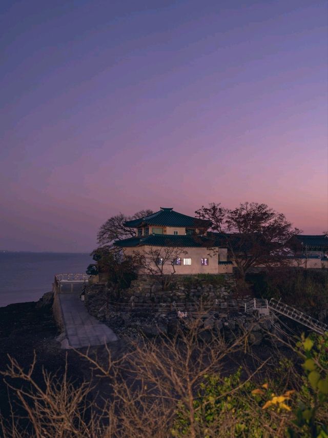 바다위에 떠 있는 아름다운 사찰 "간월암"