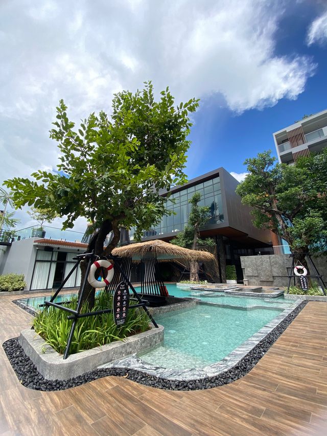 Lovely swimming pool in nice courtyard! 