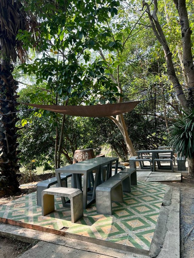 Hangar Cafe คาเฟ่ริมน้ำตกสีฟ้า