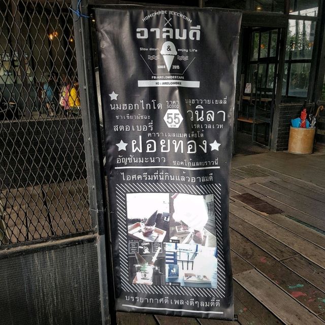 นั่งชิวคาเฟ่ติดริมคลอง