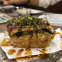 美味新鮮熱辣香脆的「鰻魚燒飯團」😋
