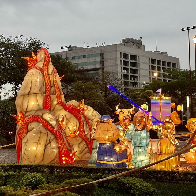 台北市政府前廣場公園的元宵燈會.非看不可