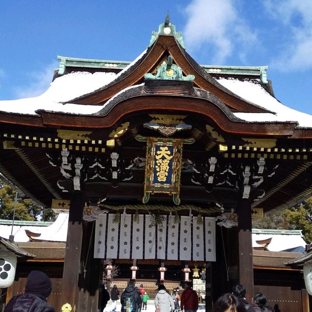 京都 北野天満宮の『なで牛』に雪が積もっていた。
