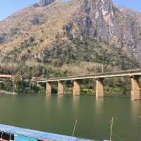 ノーンキャウ滞在の中心　Nong Khiaw Bridge 