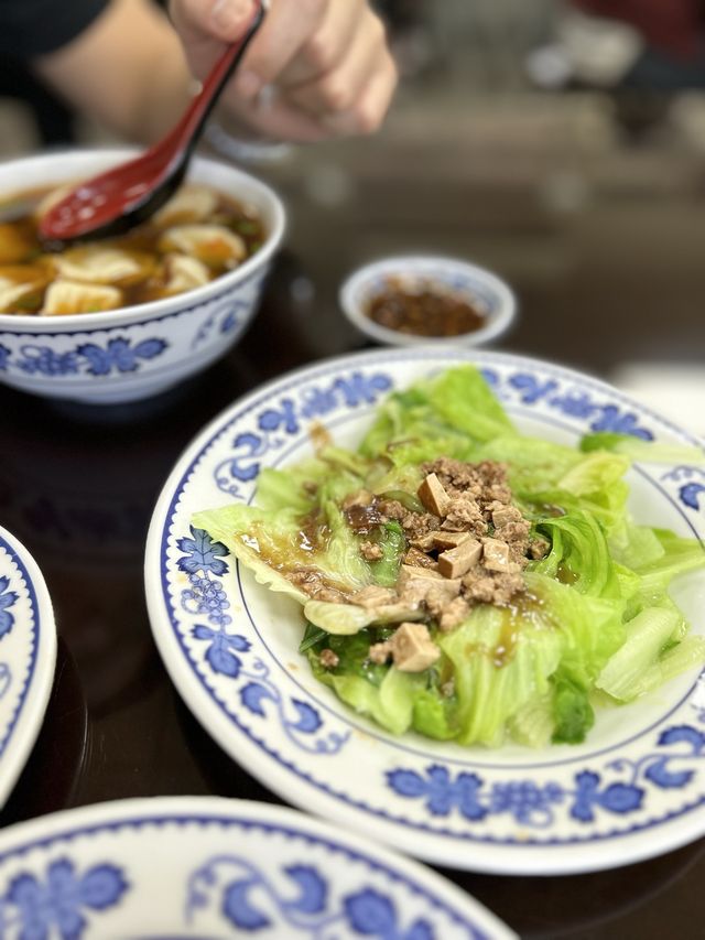［新竹/竹東］ 包Sir牛肉麵餃子館🥟｜推韭菜水餃 皮薄餡多 竹東排隊名店！ 