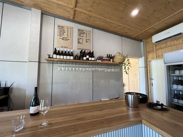 墨爾本酒莊野餐啦Waratah Hills Vineyard～😍不一樣的體驗😙酒莊，logo設計靈感來自於原住民