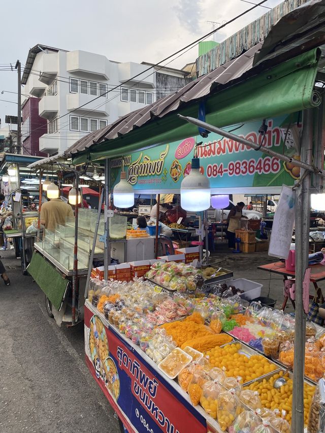 ของกินหลากหลายที่ตลาดน้ำพุ เมืองจันทบุรี 