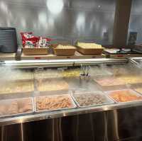 舒適闊落。近百款食材之火鍋放題店