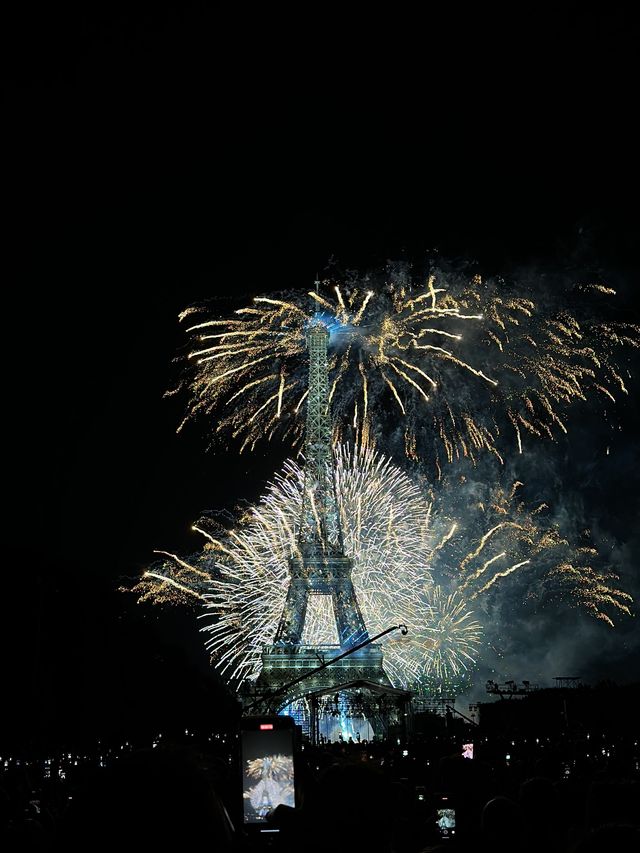 방금 끝난 프랑스 혁명기념일 불꽃놀이🇫🇷🔥 