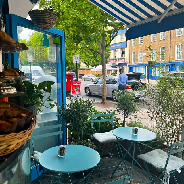 PRETTY LITTLE BLUE CAFÉ IN LONDON!