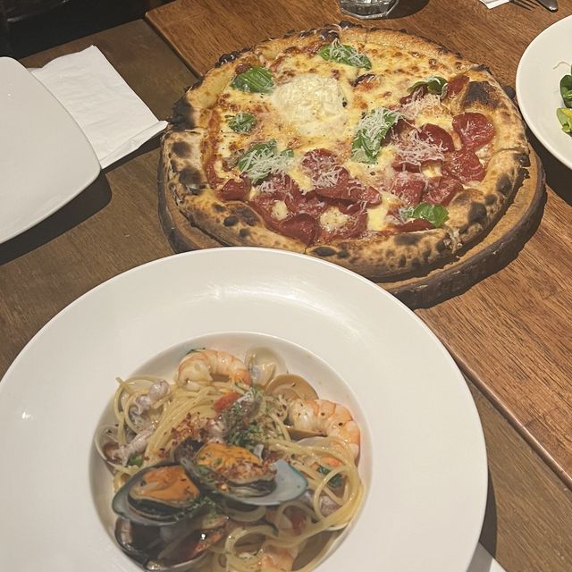 Instaworthy brunch spot with good food!