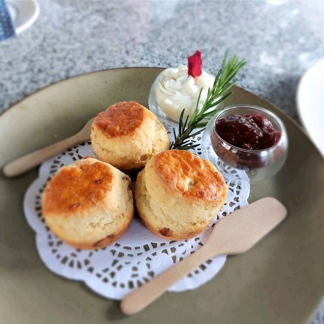 ร้านบรรยากาศร่มรื่นริมปิง ที่มี scone อร่อยมากๆ